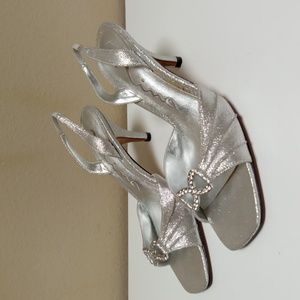 Mia Sling Back Silver Low Heel Open Toe Sandal with Jewel Encrusted Bow Sz 6